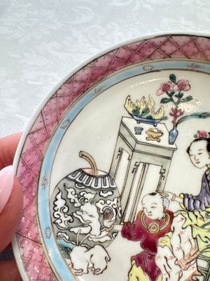 A fine Chinese famille rose 'Court Lady and a Boy' cup and saucer, Yongzheng — photo 19