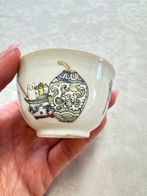 A fine Chinese famille rose 'Court Lady and a Boy' cup and saucer, Yongzheng — photo 2