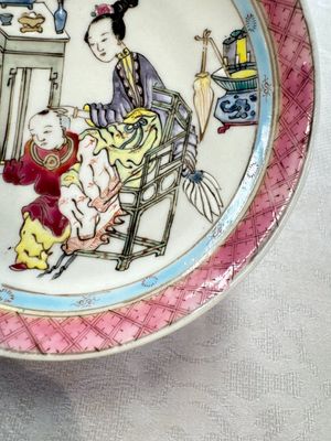 A fine Chinese famille rose 'Court Lady and a Boy' cup and saucer, Yongzheng — photo 21