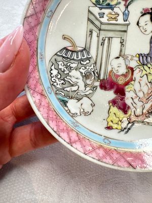 A fine Chinese famille rose 'Court Lady and a Boy' cup and saucer, Yongzheng — photo 22