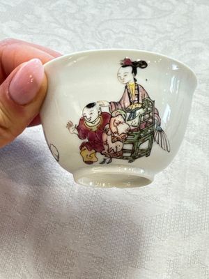 A fine Chinese famille rose 'Court Lady and a Boy' cup and saucer, Yongzheng — photo 3