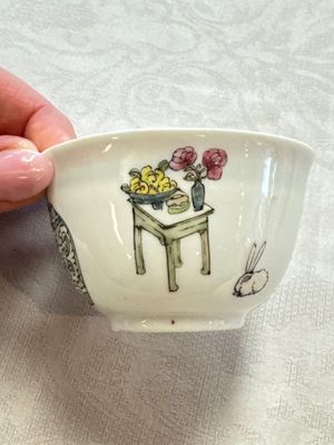 A fine Chinese famille rose 'Court Lady and a Boy' cup and saucer, Yongzheng — photo 4