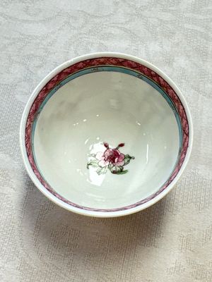 A fine Chinese famille rose 'Court Lady and a Boy' cup and saucer, Yongzheng — photo 5