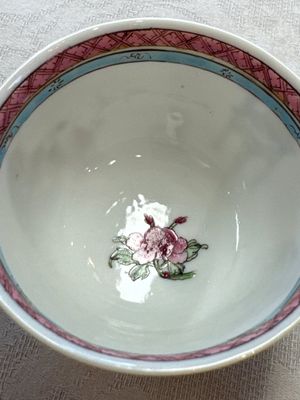 A fine Chinese famille rose 'Court Lady and a Boy' cup and saucer, Yongzheng — photo 6