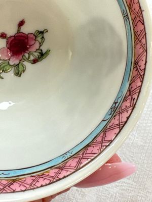 A fine Chinese famille rose 'Court Lady and a Boy' cup and saucer, Yongzheng — photo 9