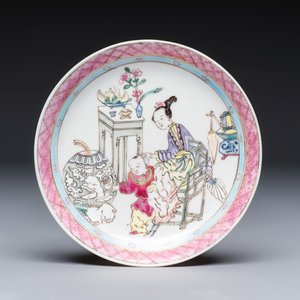 A fine Chinese famille rose 'Court Lady and a Boy' cup and saucer, Yongzheng — photo 2