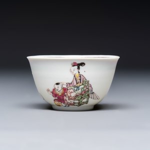 A fine Chinese famille rose 'Court Lady and a Boy' cup and saucer, Yongzheng — photo 4