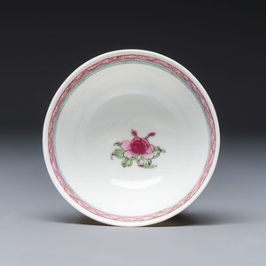 A fine Chinese famille rose 'Court Lady and a Boy' cup and saucer, Yongzheng — photo 8