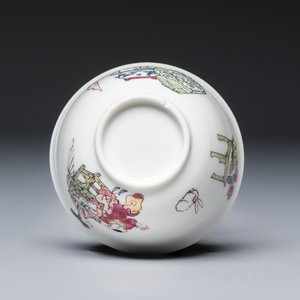 A fine Chinese famille rose 'Court Lady and a Boy' cup and saucer, Yongzheng — photo 9