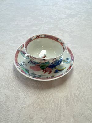 A fine Chinese famille rose cup and saucer with a couple on a terrace, Yongzheng/Qianlong — 照片 1