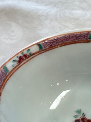 A fine Chinese famille rose cup and saucer with a couple on a terrace, Yongzheng/Qianlong — 照片 12