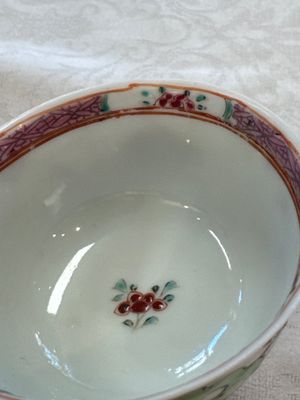 A fine Chinese famille rose cup and saucer with a couple on a terrace, Yongzheng/Qianlong — 照片 13