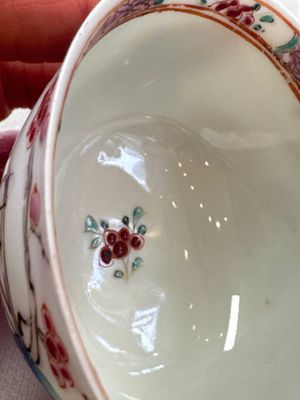 A fine Chinese famille rose cup and saucer with a couple on a terrace, Yongzheng/Qianlong — 照片 14