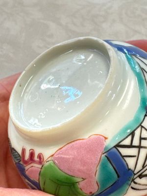 A fine Chinese famille rose cup and saucer with a couple on a terrace, Yongzheng/Qianlong — 照片 18