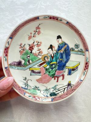 A fine Chinese famille rose cup and saucer with a couple on a terrace, Yongzheng/Qianlong — 照片 19