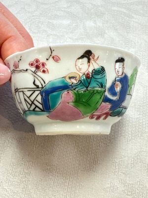 A fine Chinese famille rose cup and saucer with a couple on a terrace, Yongzheng/Qianlong — 照片 2