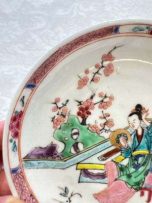 A fine Chinese famille rose cup and saucer with a couple on a terrace, Yongzheng/Qianlong — 照片 21