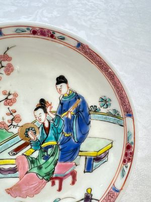 A fine Chinese famille rose cup and saucer with a couple on a terrace, Yongzheng/Qianlong — 照片 22