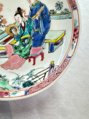 A fine Chinese famille rose cup and saucer with a couple on a terrace, Yongzheng/Qianlong — 照片 23