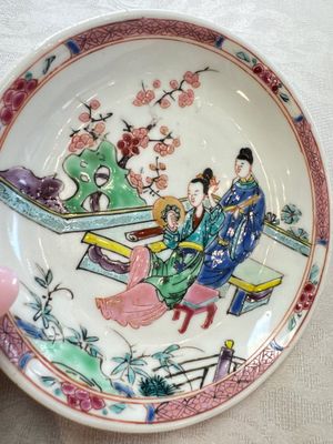 A fine Chinese famille rose cup and saucer with a couple on a terrace, Yongzheng/Qianlong — 照片 24