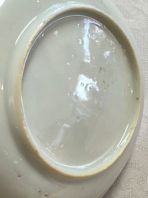 A fine Chinese famille rose cup and saucer with a couple on a terrace, Yongzheng/Qianlong — 照片 26
