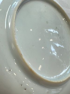 A fine Chinese famille rose cup and saucer with a couple on a terrace, Yongzheng/Qianlong — 照片 27
