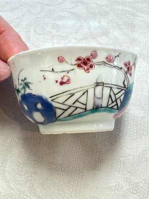 A fine Chinese famille rose cup and saucer with a couple on a terrace, Yongzheng/Qianlong — 照片 3