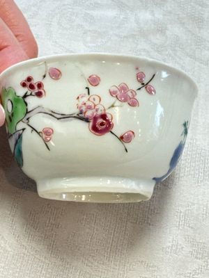 A fine Chinese famille rose cup and saucer with a couple on a terrace, Yongzheng/Qianlong — 照片 4