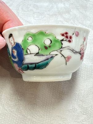 A fine Chinese famille rose cup and saucer with a couple on a terrace, Yongzheng/Qianlong — 照片 5
