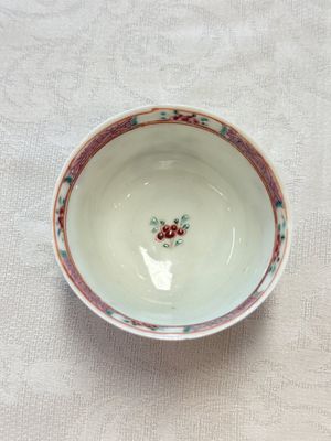 A fine Chinese famille rose cup and saucer with a couple on a terrace, Yongzheng/Qianlong — 照片 8