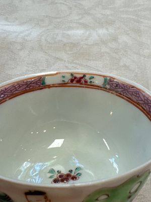 A fine Chinese famille rose cup and saucer with a couple on a terrace, Yongzheng/Qianlong — 照片 9