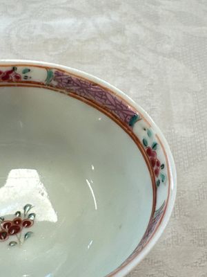 A fine Chinese famille rose cup and saucer with a couple on a terrace, Yongzheng/Qianlong — 照片 10
