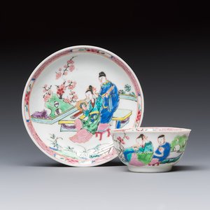 A fine Chinese famille rose cup and saucer with a couple on a terrace, Yongzheng/Qianlong — 照片 1