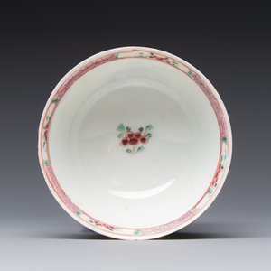 A fine Chinese famille rose cup and saucer with a couple on a terrace, Yongzheng/Qianlong — 照片 8