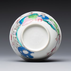 A fine Chinese famille rose cup and saucer with a couple on a terrace, Yongzheng/Qianlong — 照片 9