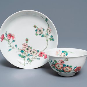 A fine Chinese famille rose cup and saucer with floral design, Yongzheng — photo 1