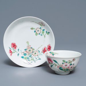 A fine Chinese famille rose cup and saucer with floral design, Yongzheng — photo 1