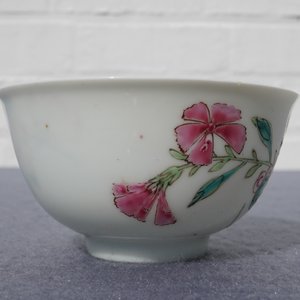 A fine Chinese famille rose cup and saucer with floral design, Yongzheng — photo 27