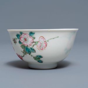A fine Chinese famille rose cup and saucer with floral design, Yongzheng — photo 4
