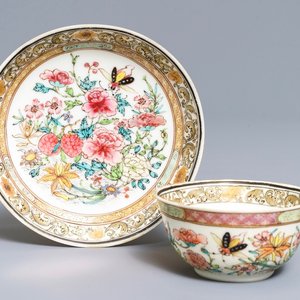 A fine Chinese famille rose cup and saucer with floral design, Yongzheng — 照片 1