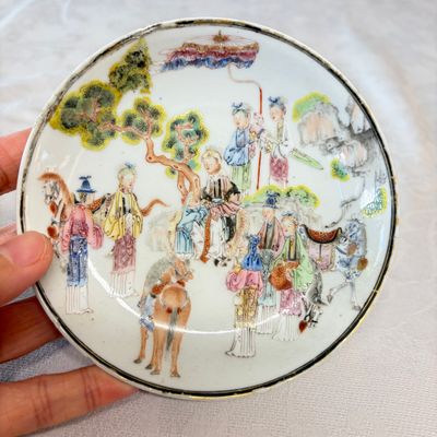 A fine Chinese famille rose cup and saucer with narrative design — photo 2