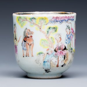 A fine Chinese famille rose cup and saucer with narrative design — photo 4