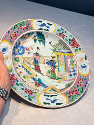 A fine Chinese famille rose dish with ladies and boys near a pagoda, Yongzheng — photo 1