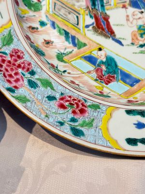 A fine Chinese famille rose dish with ladies and boys near a pagoda, Yongzheng — photo 2