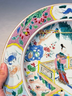 A fine Chinese famille rose dish with ladies and boys near a pagoda, Yongzheng — photo 3