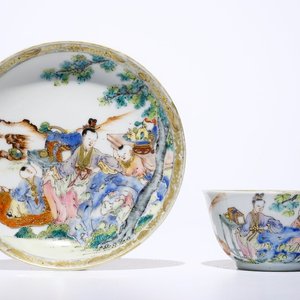 A fine Chinese famille rose eggshell cup and saucer with a lady and two boys, Yongzheng — 照片 1