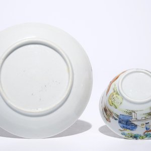 A fine Chinese famille rose eggshell cup and saucer with a lady and two boys, Yongzheng — 照片 2