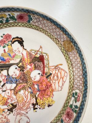A fine Chinese famille rose eggshell plate with a lady and playing boys, Yongzheng — photo 3