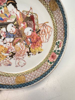 A fine Chinese famille rose eggshell plate with a lady and playing boys, Yongzheng — photo 4