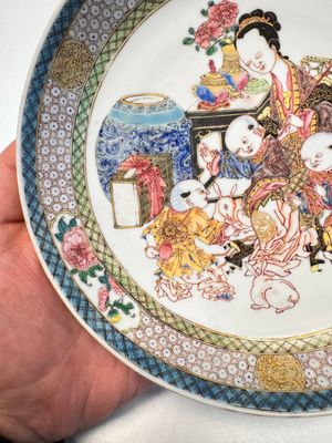 A fine Chinese famille rose eggshell plate with a lady and playing boys, Yongzheng — photo 5